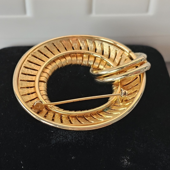 Vintage Unsigned Gold Tone Large Wreath Brooch - Picture 7 of 7